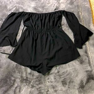 Black romper with thin material great for summer☀️